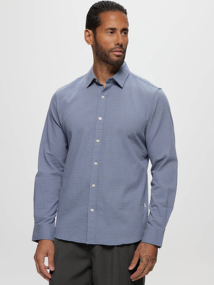 Chemise dobby stretch à mini-rayures, manches longues — bleu-gris pour la vente par Julian & Mark
