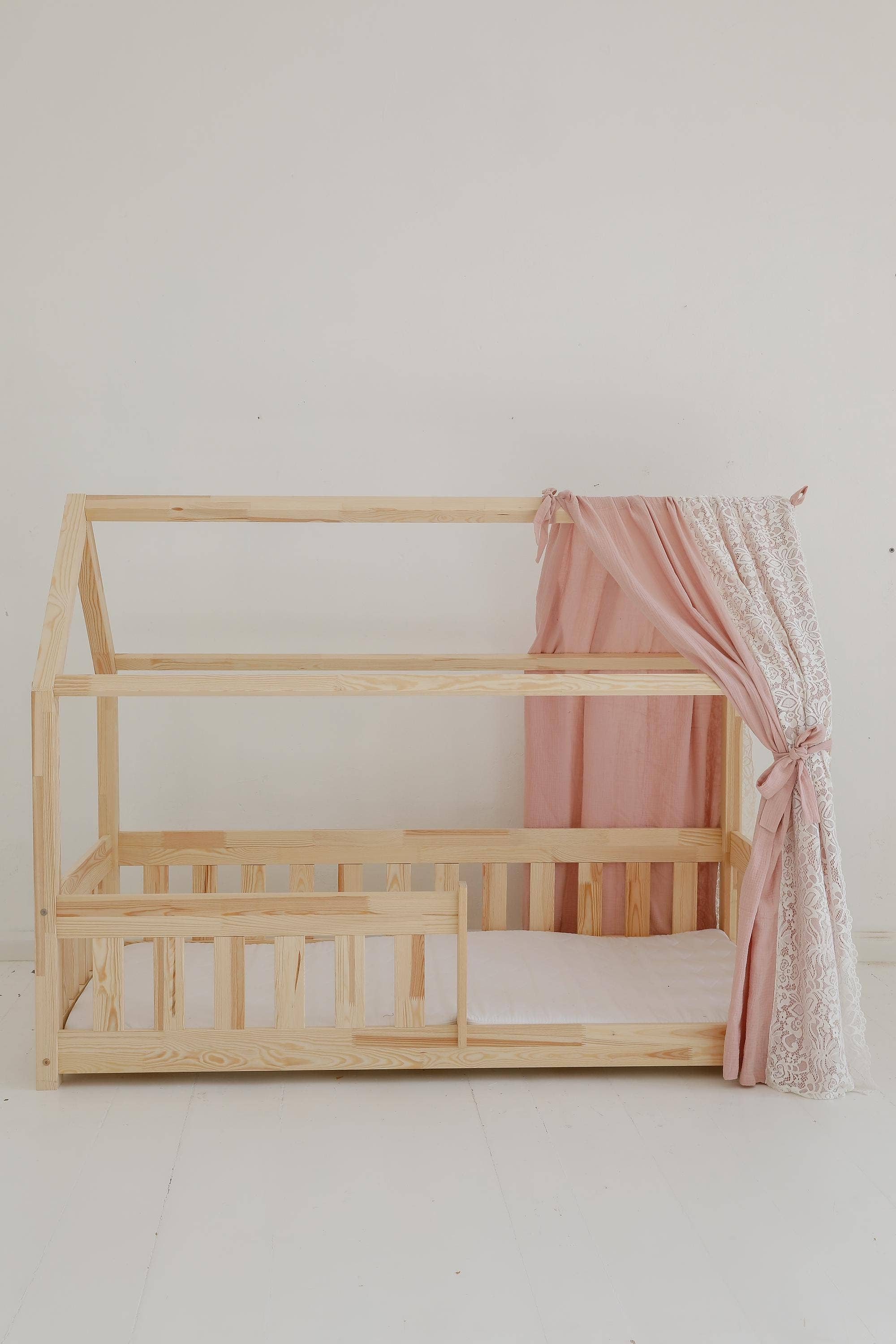 Moi Mili - Vente Ciel de lit – enfant et bébé - Baldaquin Boho « Pink » en mousseline avec dentelle sur le lit6