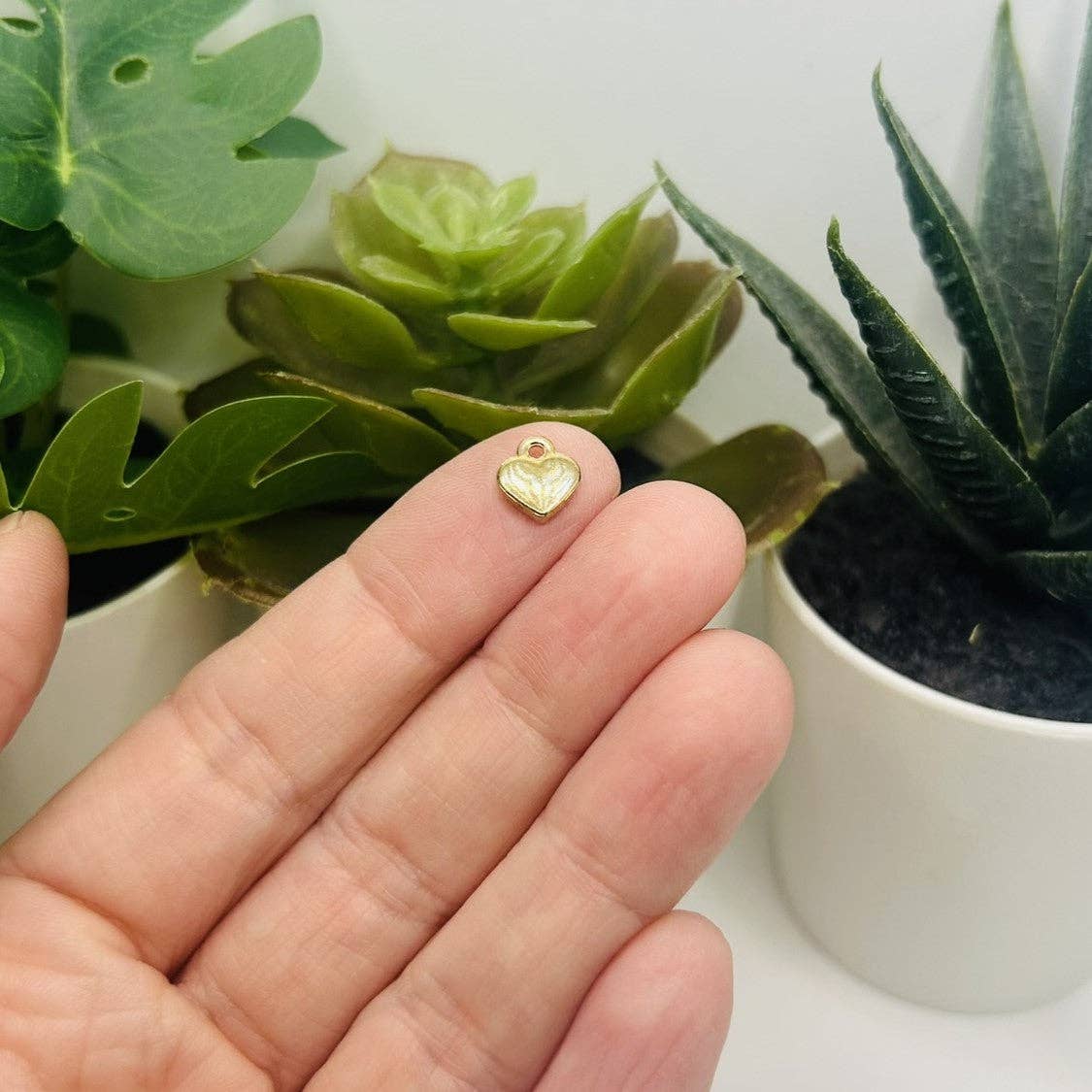 Guerrilla Charm - Vente Breloques/médailles personnalisées - Petits pendentifs cœur en émail blanc et or, 9x8mm3