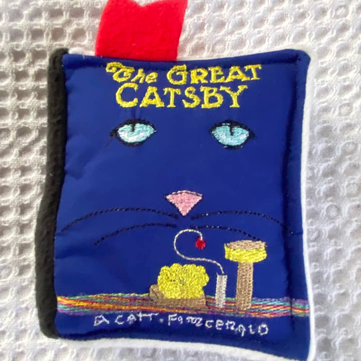 Screaming Pickles – Engroshandel Legetøjssæt - Kat – Håndlavet plyslegetøj - Plys bog til katte "Den Store Catsby"5