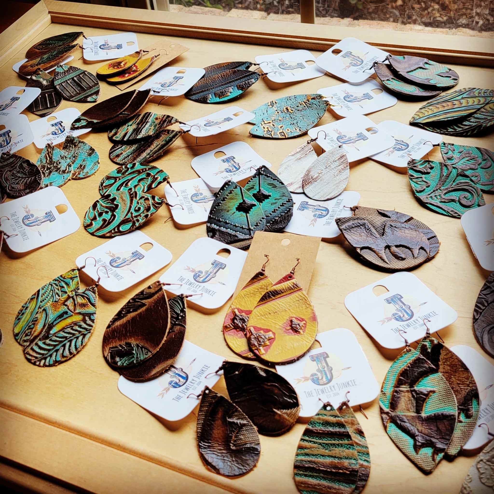 The Jewelry Junkie - Vendita all'ingrosso Orecchini pendenti - Set Iniziale Orecchini in Pelle Incisa - 10 Paia 208p1