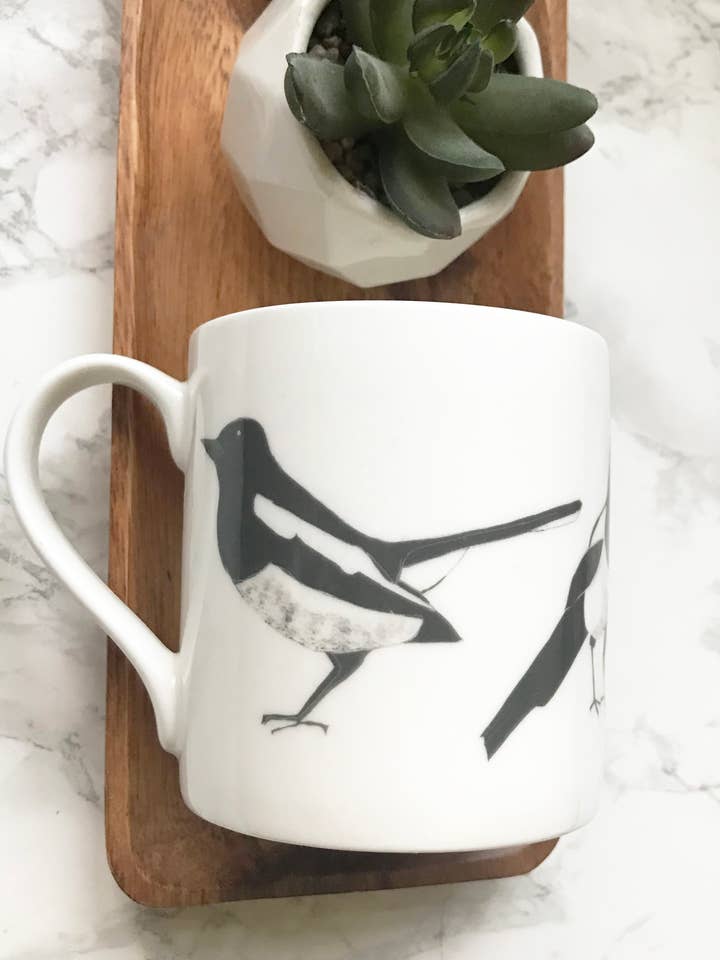 Tasse en porcelaine fine avec motif pie pour la vente par Dimbleby Ceramics