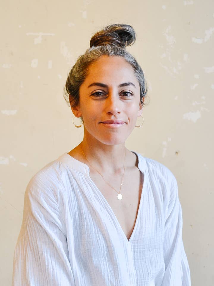 Créoles en perles Riverstone pour la vente par Heritage & Bloom