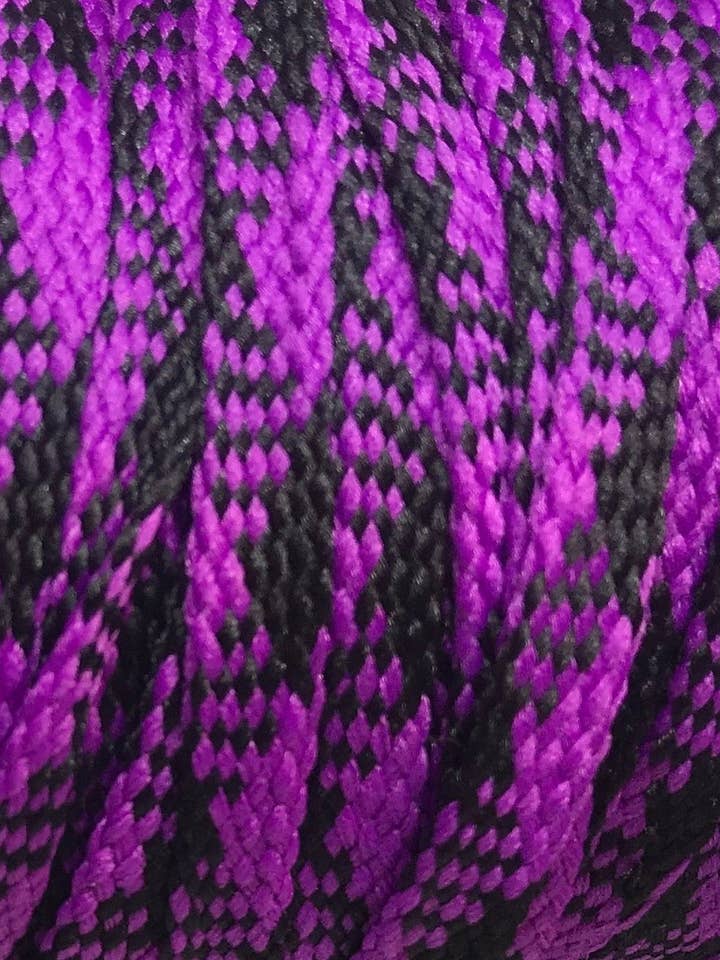 Lacets plats à carreaux violets et noirs pour la vente par The Shoelace Factory