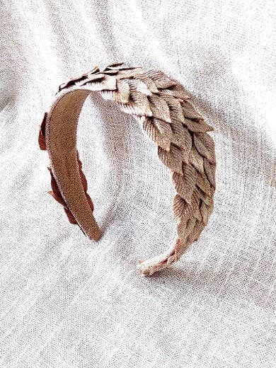 DIADEMA HOKAS DE CAMURÇA AREIA por atacado de CAPELLINA