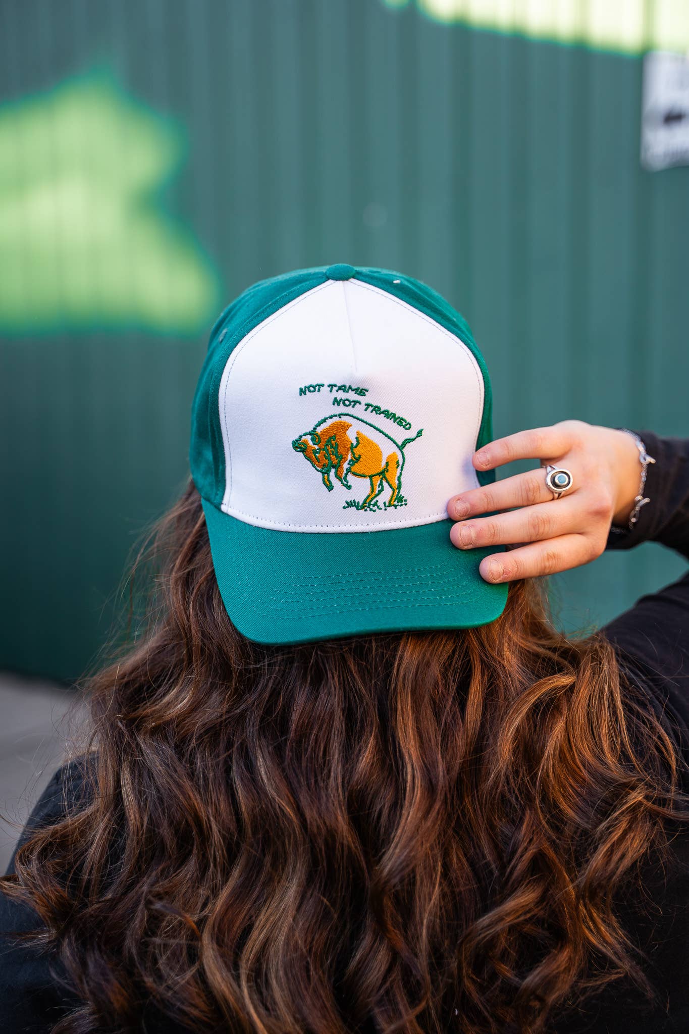 The Montana Scene – wholesale Truckerkeps – Dam – Not Tame Bison Trucker - Marinblå/Grön4