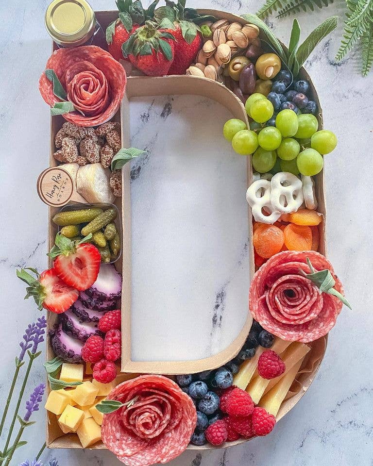 Juniper and Lilies - Vente Plateaux à fromage - Planche de charcuterie personnalisée | Logo Wood Stakes Display6