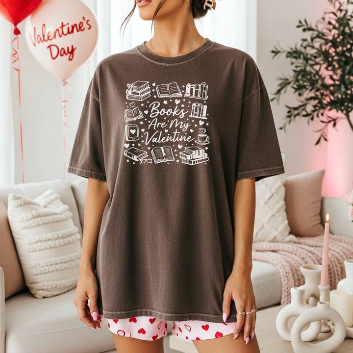 Books Are My Valentine (Graphic) Heavyweight Comfort Colors Shirt voor wholesale door The Swoon Room