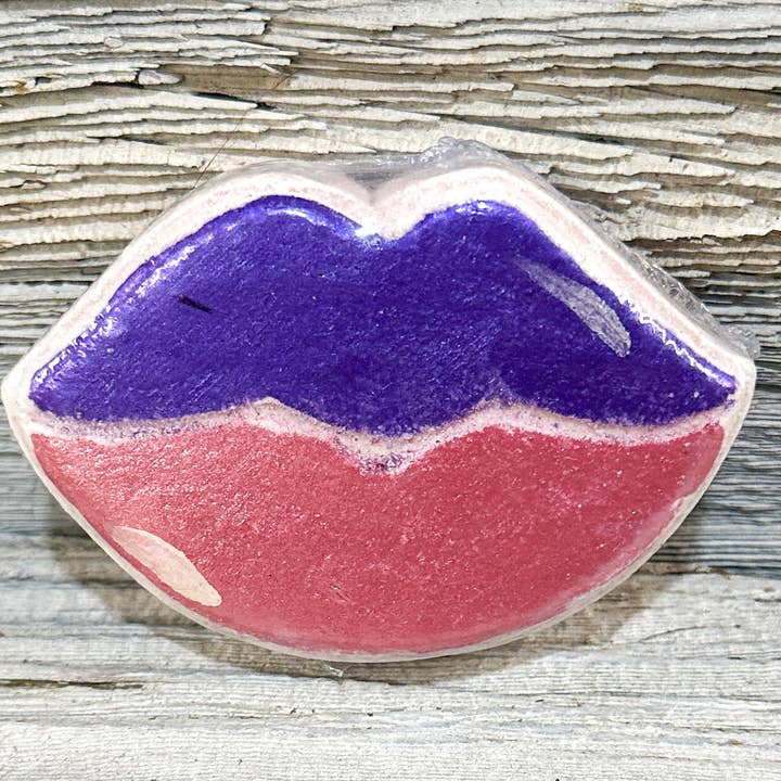Lips Foaming Bath Bomb for wholesale by Isaan Creations