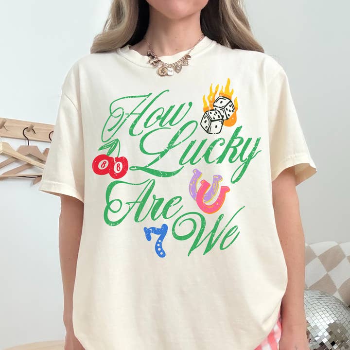 Hvor heldige er vi grafisk T-shirt – Sankt Patricks Dag for engroshandel hos Hey Jude Graphic Tees