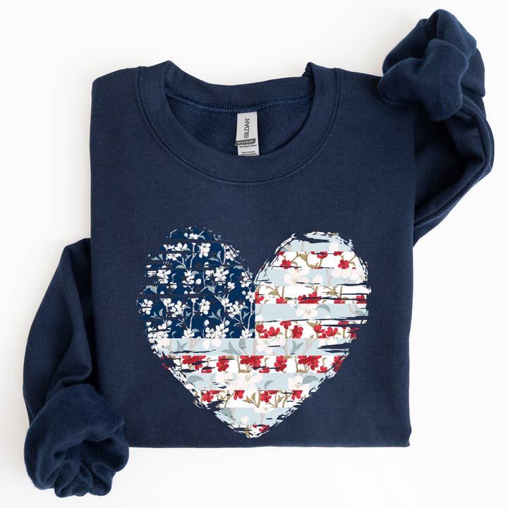 Sweatshirt à rayures florales patriotiques en forme de cœur, de drapeau des États-Unis et d'étoiles pour la vente par Refinery Number One LLC