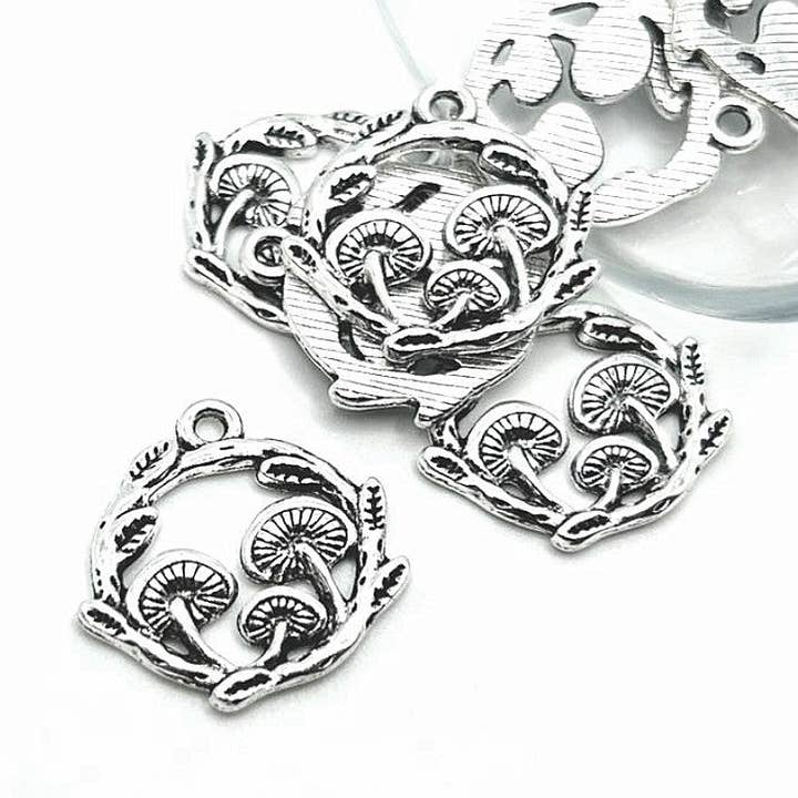 Petits pendentifs champignons ronds en argent, 21x20mm pour la vente par Guerrilla Charm