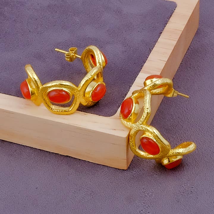 Boucles d'oreilles ovales en cornaline avec anneaux, design artisanal de clous en pierres précieuses pour la vente par El Joyero