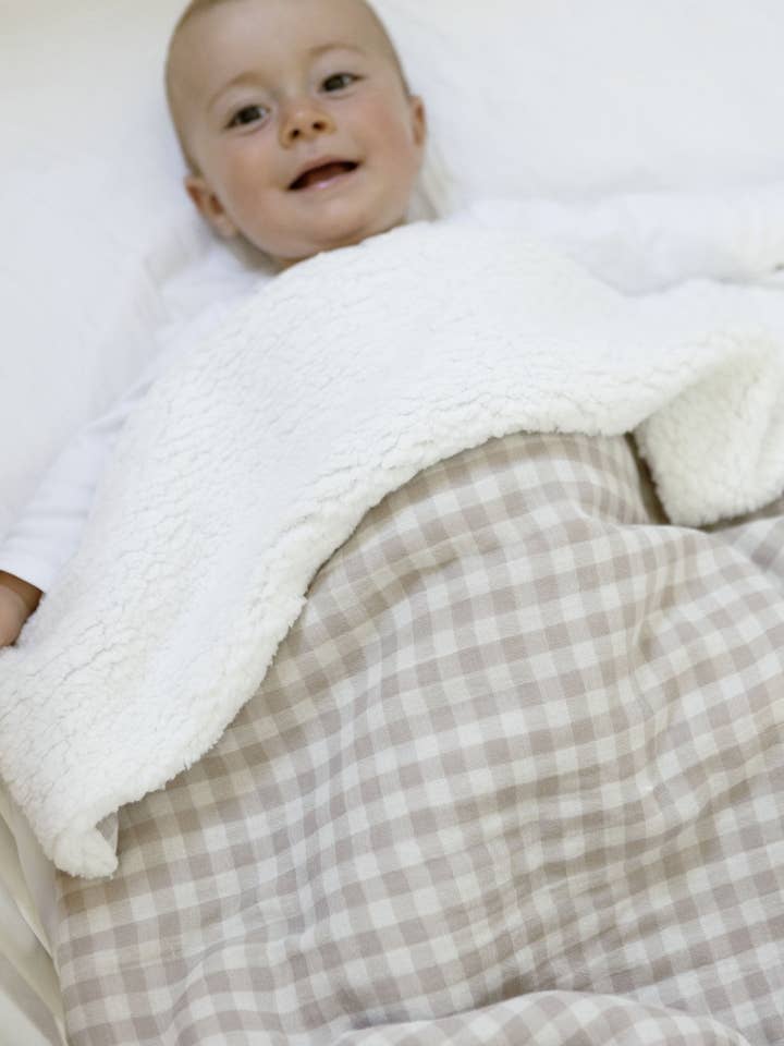 Personalisierbare Baby-Erstlingsdecke aus Sherpa und beigeem Vichy-Baumwollmusselin für den Großhandel von MAZZANNE