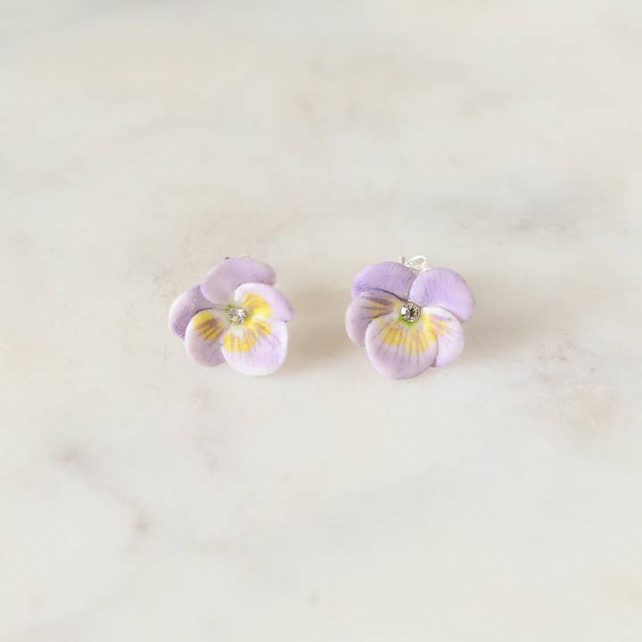 Hop Skip & Flutter – Engroshandel Ørestikkere – Porcelæn Pastel lilla Stedmoderblomst Stud Ørering/Stedmoderblomst øreringe