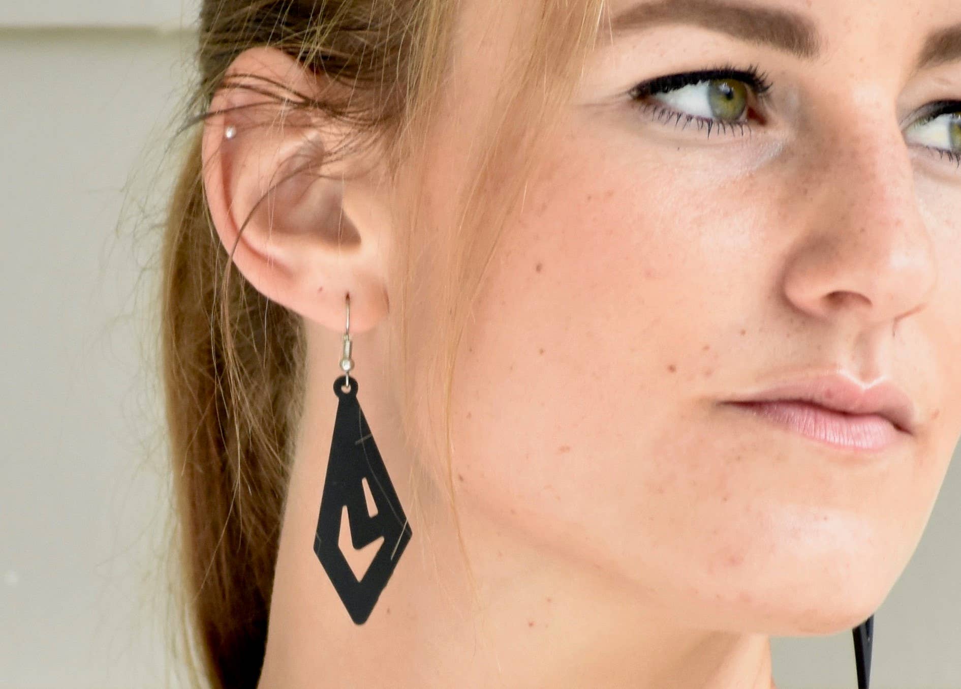 APARA Jewelry – wholesale Hängande örhängen – Trendiga örhängen3