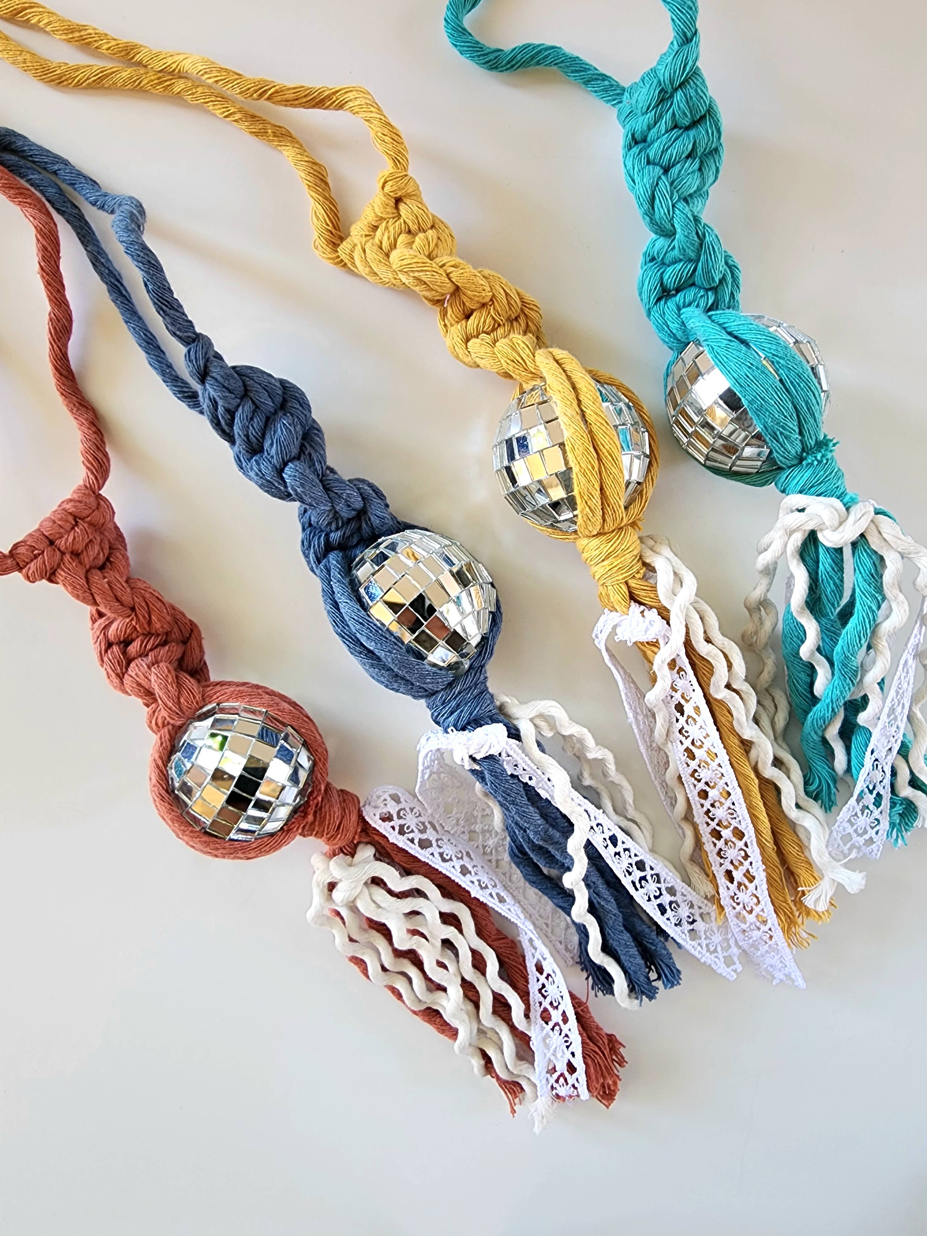 Handmade By Uruba – Amuleto decorativo para carro – Unissexo por atacado – Discoteca Ball Carro Artesanal Charm, Acessório para Carro Espelho Retrovisor0