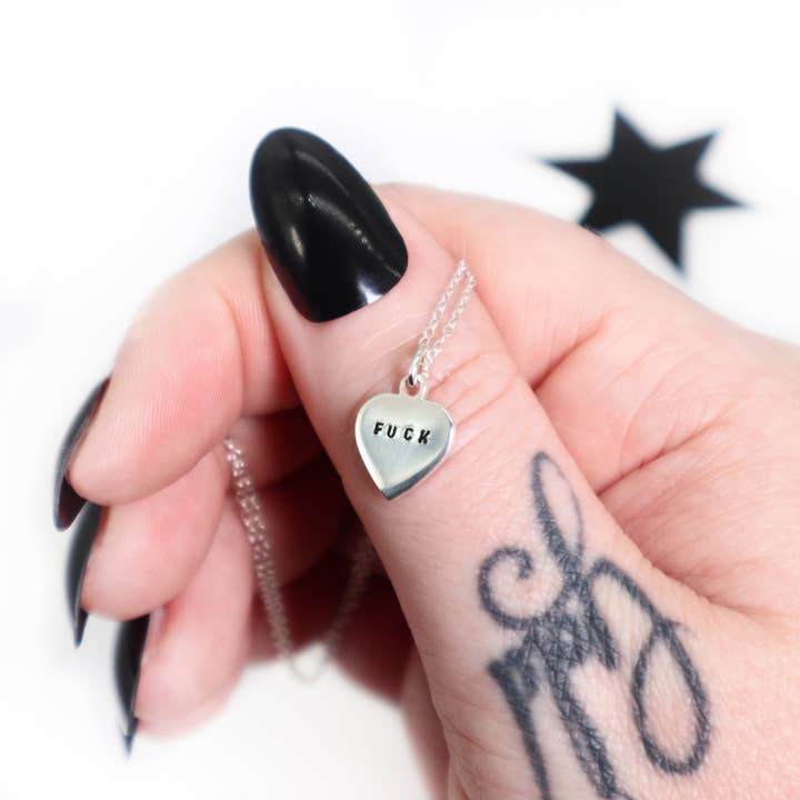 Collier Cute Fuck avec pendentif coeur pour la vente par Pour la Rebelle