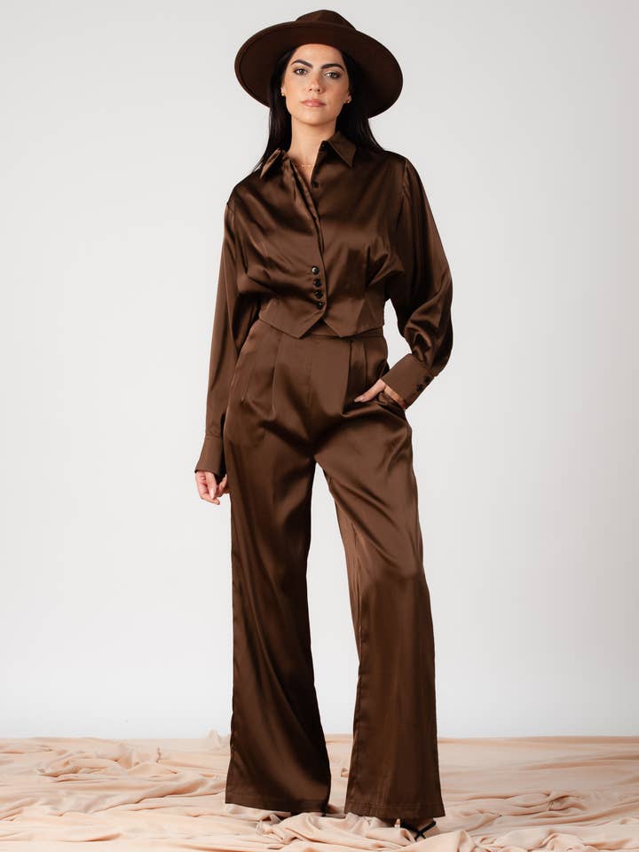 Ensemble blouse courte boutonnée et pantalon en satin couleur brun nuit boueux pour la vente par Lucca Couture