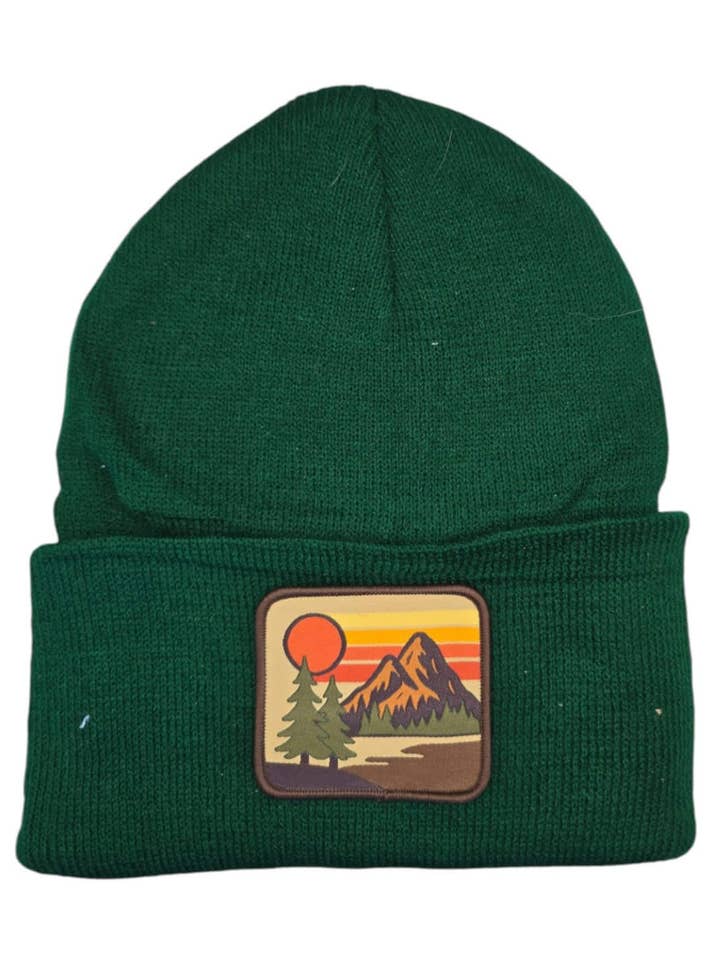 Bonnet Vintage Coucher de Soleil Montagne pour la vente par PNW Apparel