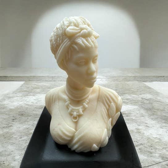 Stearinlys kunstnerisk kvindehovedduftende for engroshandel hos Laine Essentials LLC