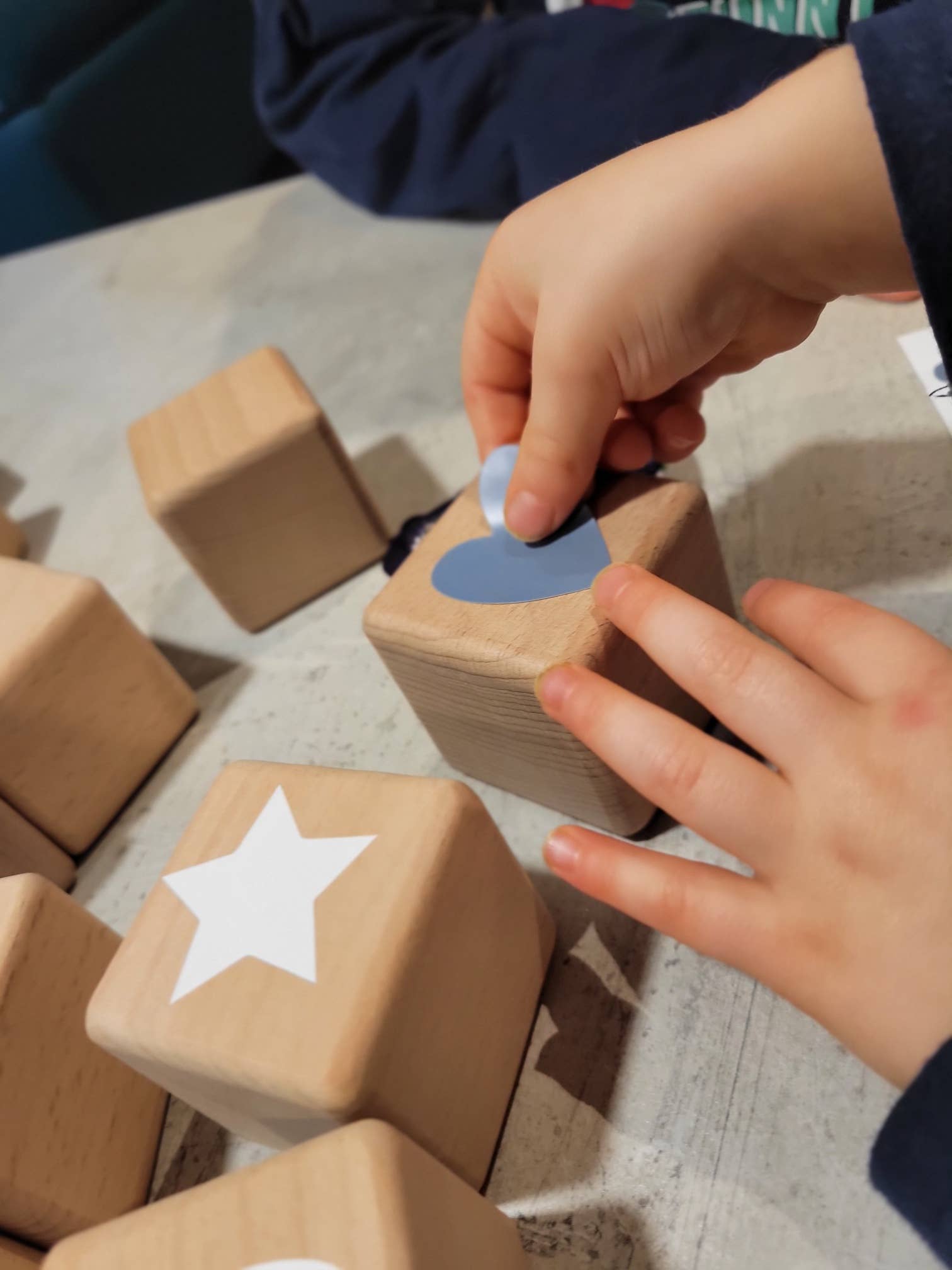 LouYou - Wholesale Christmas Decoration - Kids & Baby - 5 Beech Wood Cubes (5cm x 5cm) + 66 Gray Stickers12