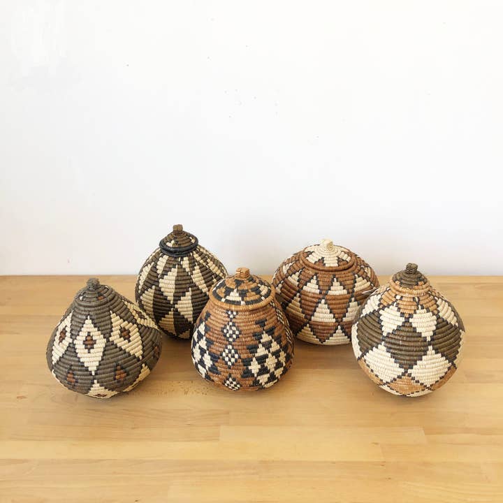 Amsha - Wholesale Basket - Zulu Lidded Basket 9-11" (Assorted)4