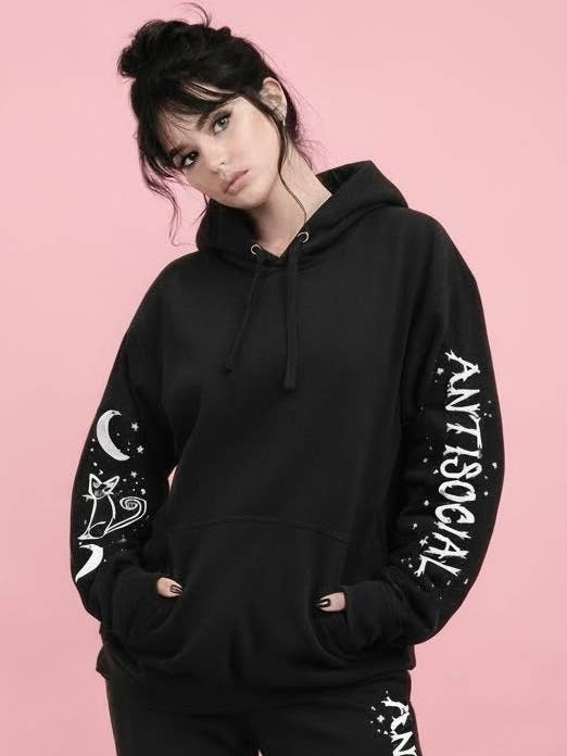 Sweat à capuche gothique "Boyfriend Fit" avec chat antisocial, sorcière et lune pour la vente par Demi Loon