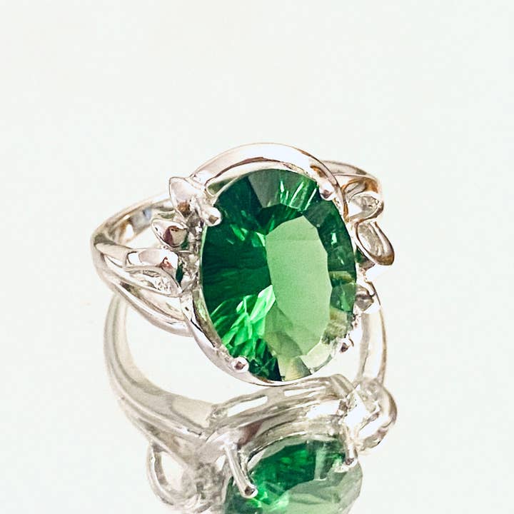 Anello ovale classico verde Helenite in argento sterling per la vendita all'ingrosso da parte di Twan Kee Jewelry