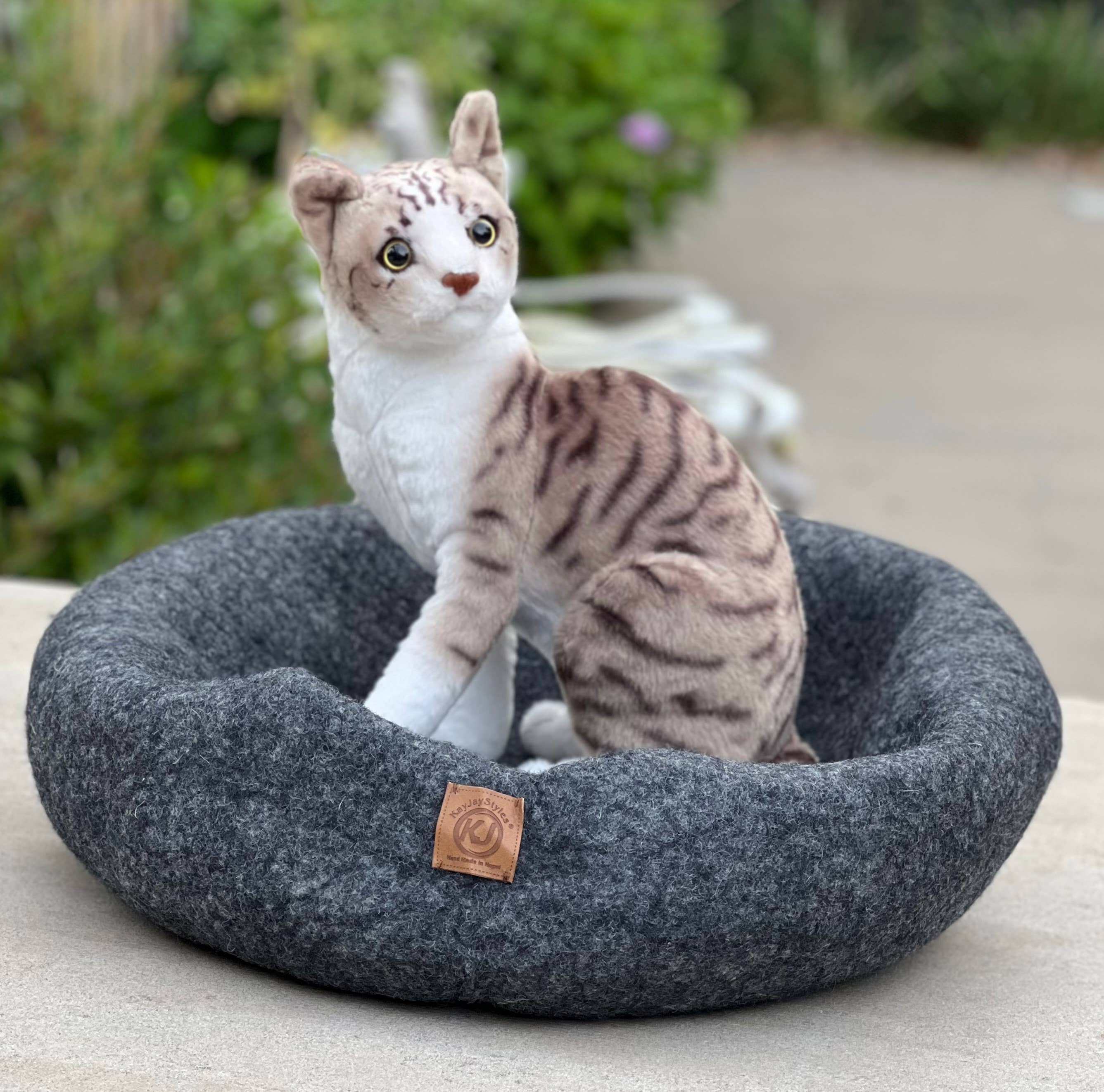 Lungta Imports - Wholesale Pet Cave - Cat/Dog - Hand Made Felt Wool Cat Cave / Cat Bed / Warm Cat House (Cop26