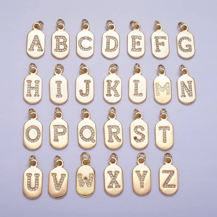 Etiqueta retangular dourada CZ clara micro cravejada personalizada com inicial do alfabeto | A-070-A-082 por atacado de Aim Eternal