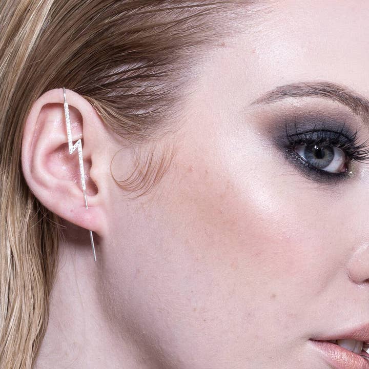 Algemas de orelha de zircônia espumante prata por atacado de Otis Jaxon London