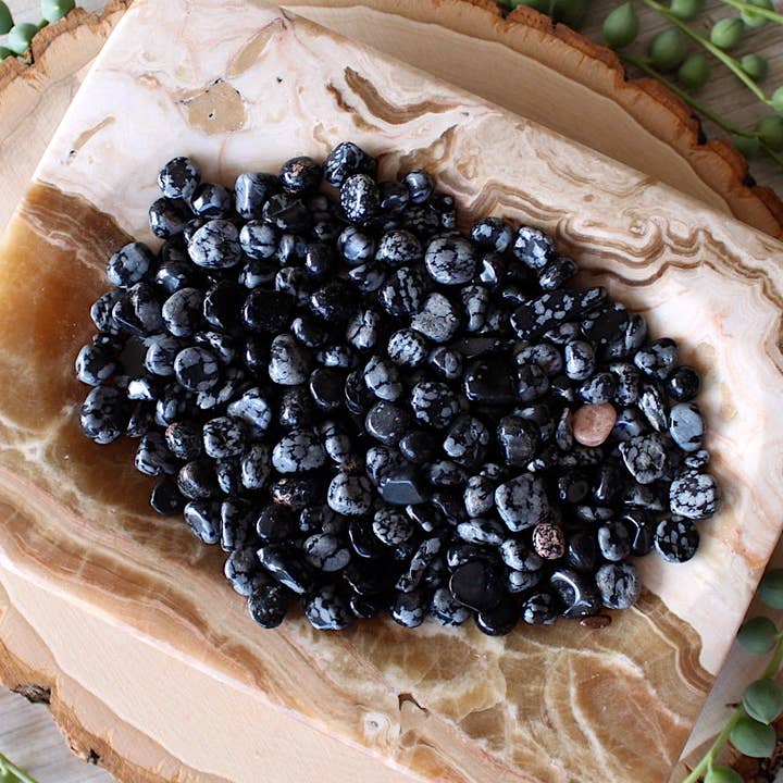 Pebble House - Vendita all'ingrosso Pietra/cristallo spirituale - Snowflake Obsidian Tumbled Chips (xs) Sacchetto da 4oz (Crystals & Stones)0