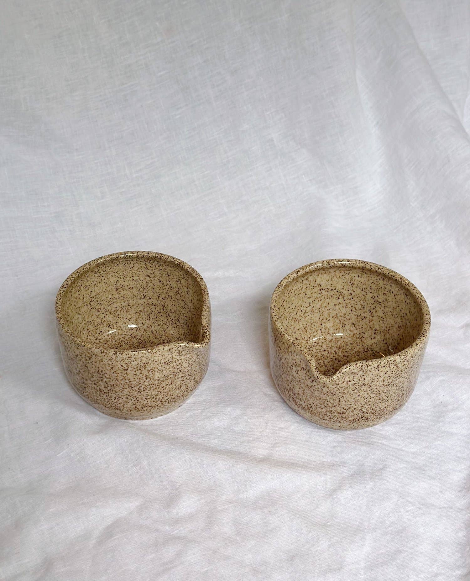 Pepper Stone Ceramics – Engroshandel Skål – Matcha skål i hånddrejet stentøj med tud4