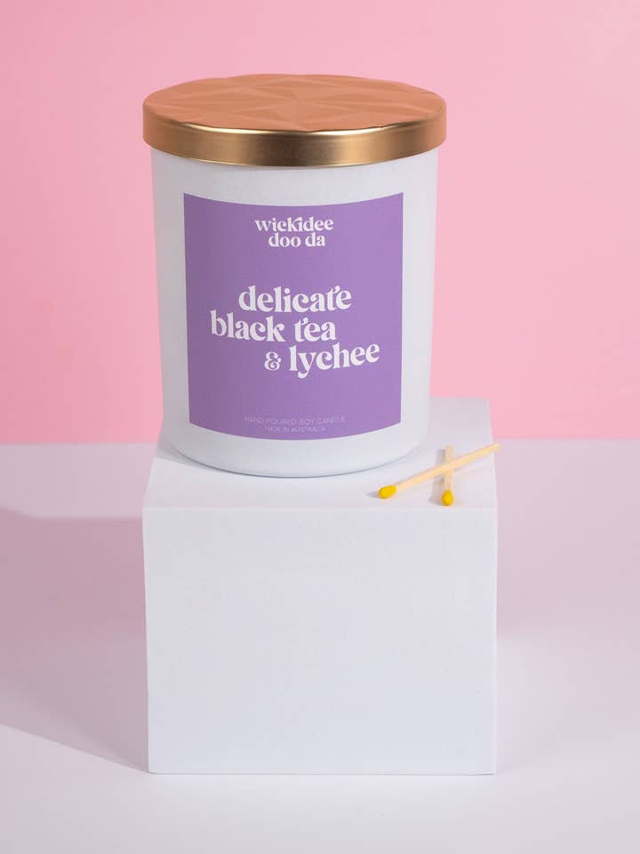 Delikat sort te & Lychee Soy Candle | Large for engroshandel hos Wickidee Doo Da