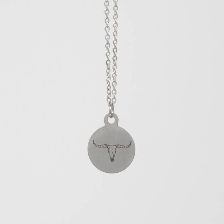 Crâne Longhorn illustré en acier inoxydable argenté pour la vente par Mama Peacock LLC