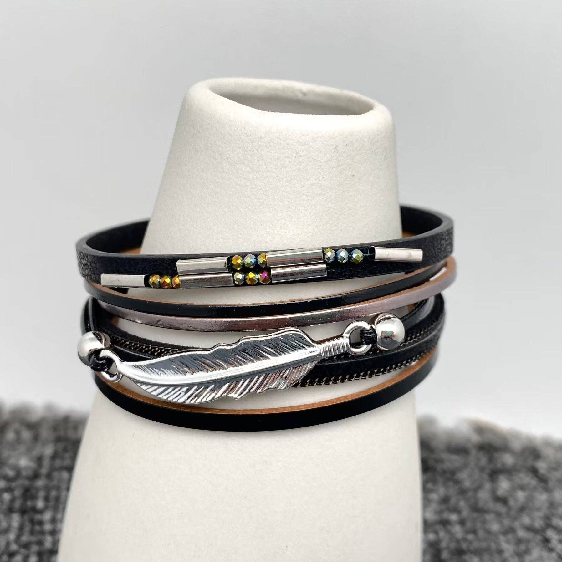 Mio Queena – Großhandel Armreif – Boho Metallfedern Multi-Lagen Lederarmband - BJ/LB1