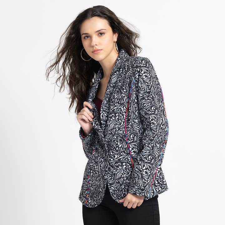 Benares – Engroshandel Blazer - Dame – Sort afslappet blazer - Elegant sort print