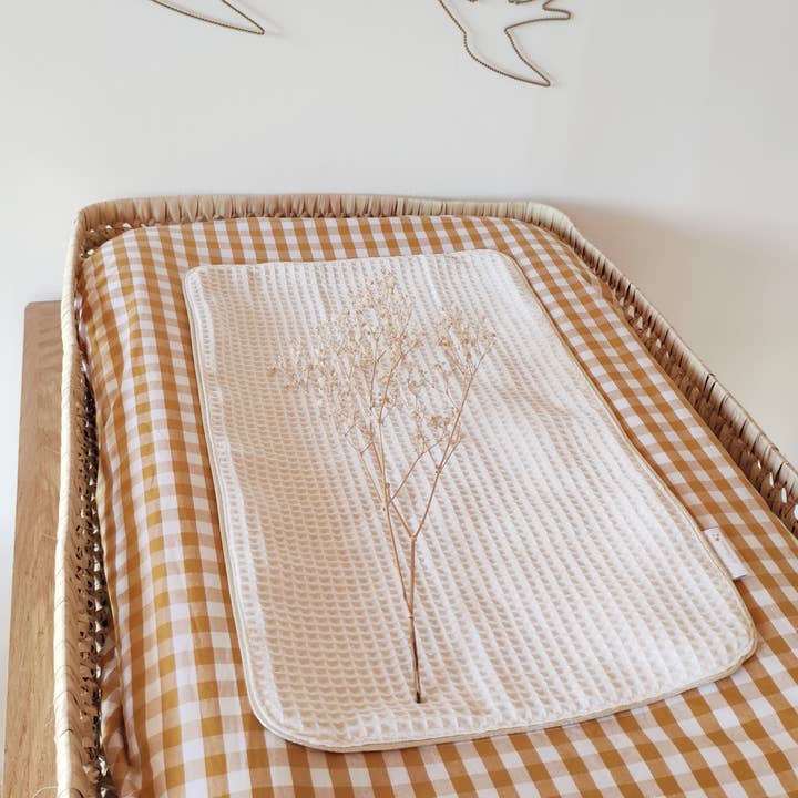 Les p'tites Merveilles de Bérénice – wholesale Korg - Barn och baby – Rektangulär blöjkorg i gingham bomullssenap och vit5