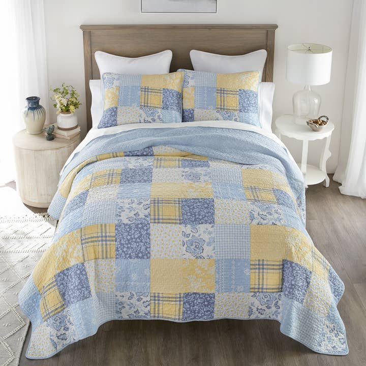 American Heritage Textiles - Wholesale Quilt - Donna Sharp Spring Flowers Quilt Set