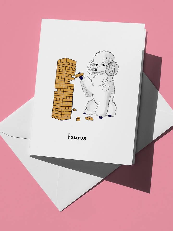 Tarjeta de cumpleaños de Tauro - Lindo caniche blanco jugando Jenga, divertida tarjeta del zodiaco para amantes de los perros, perfecta felicitación astrológica para cumpleaños de Tauro. para venta al por mayor de semiserious studio