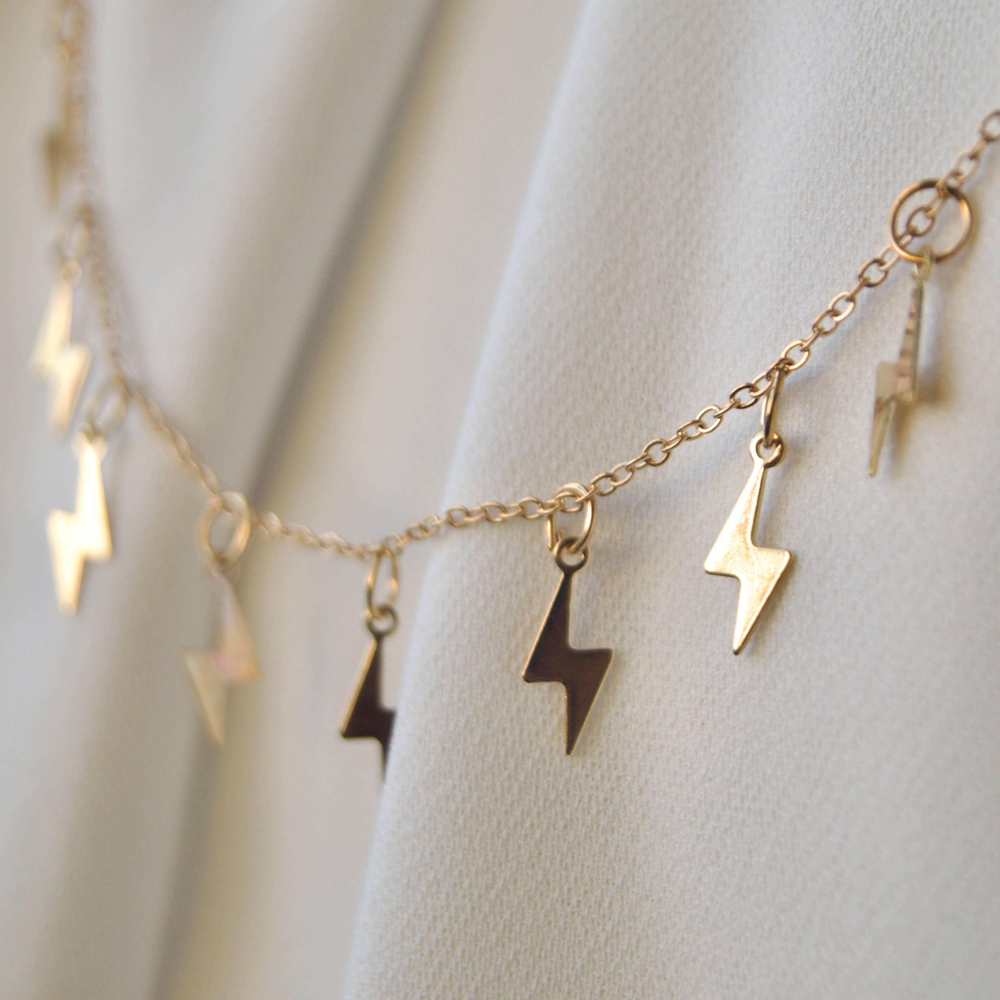 EAST INDIA IMPORTS - Venta al por mayor Collares con colgantes/abalorios - Collar con colgante de rayo en tono dorado2