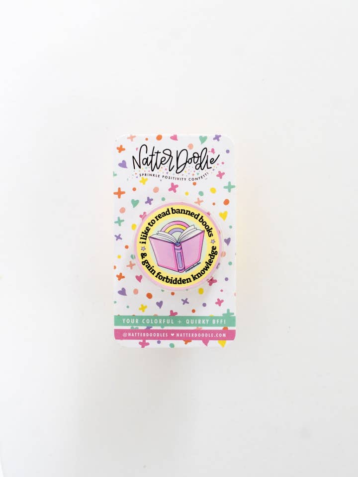Ich lese verbotene Bücher Anstecker – Verbotenes Wissen Acryl für den Großhandel von NatterDoodle