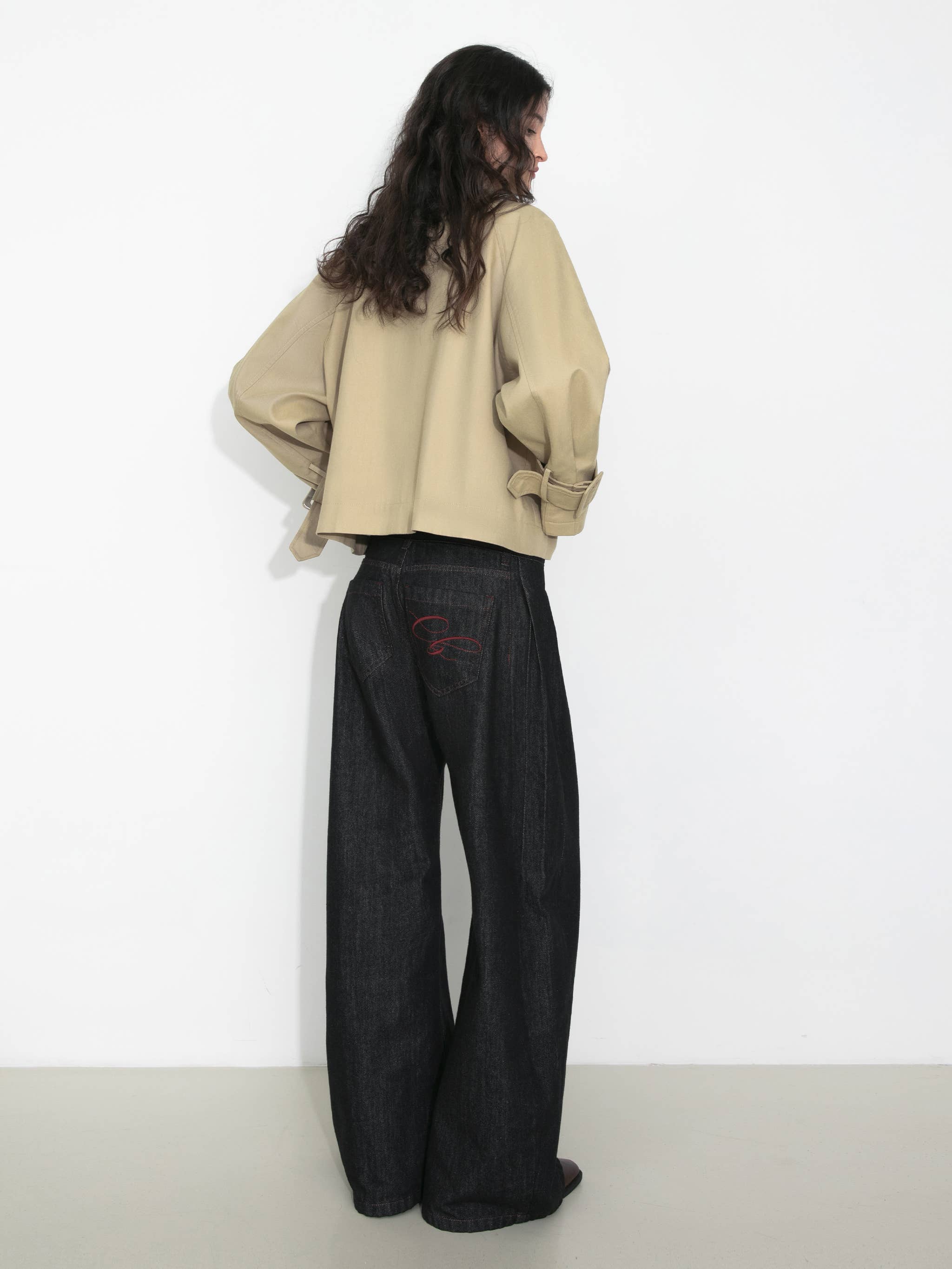 CUBIC – Großhandel Trenchcoat – Damen – Kurz geschnittener Trenchcoat mit Überlagerung vorne11