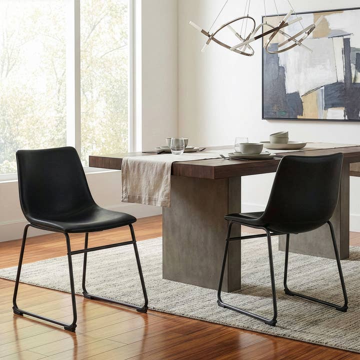 Ensemble de 2 chaises de salle à manger Adan en simili cuir noir avec cadre en fer pour la vente par Glamour Home