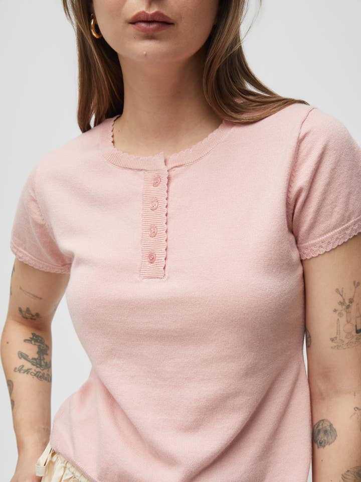 Le top Alexis | Haut en maille à bords festonnés pour la vente par MOD REF