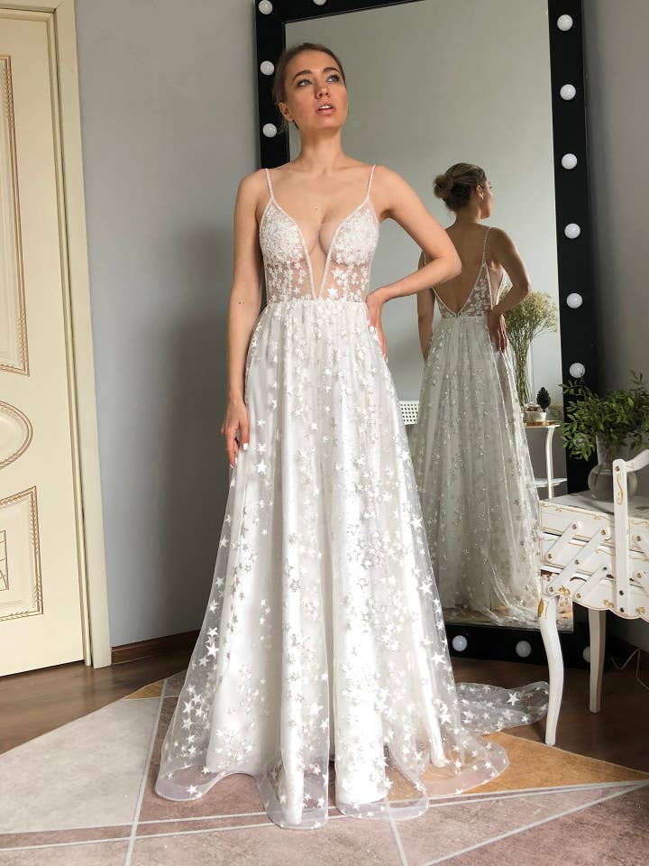 Himmelsk brudekjole med åben ryg for engroshandel hos Lutien Bridal