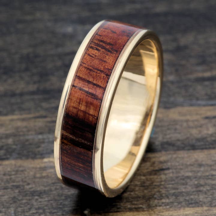 Or 14 carats et bois de koa pour la vente par DreamWood Rings