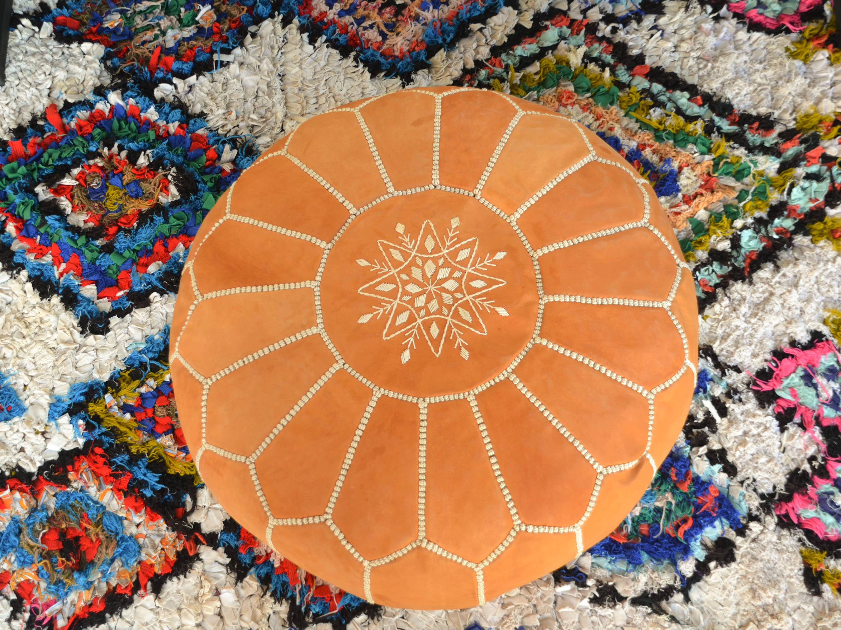 woolsouk ( We handle U.S. import procedures for you ) – Pufe por atacado – Pufe de couro - Pufe redondo não recheado - caramelo8