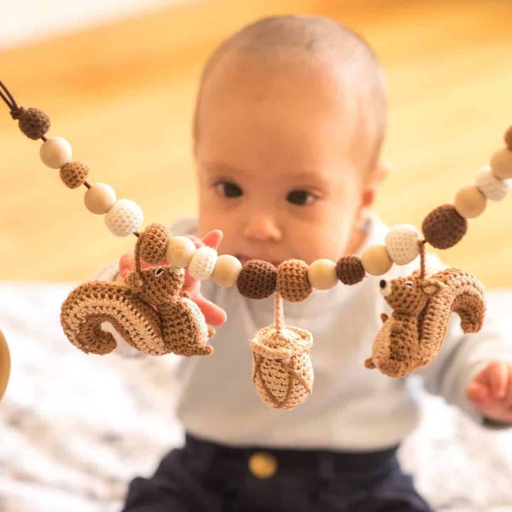 SindiBaba – Großhandel Kinderwagenabdeckung/-zubehör – Baby – Gehäkelte Kinderwagenkette Eichhörnchen NUTTY in Braun